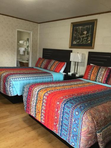 pokój hotelowy z 2 łóżkami i kolorowymi kocami w obiekcie Starlight Motel w mieście Big Pine