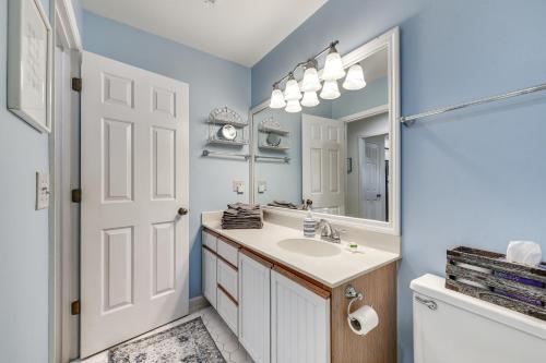 een badkamer met een wastafel en een spiegel bij First-Floor Condo Less Than 1 Mi to Sunset Beach Access! in Sunset Beach
