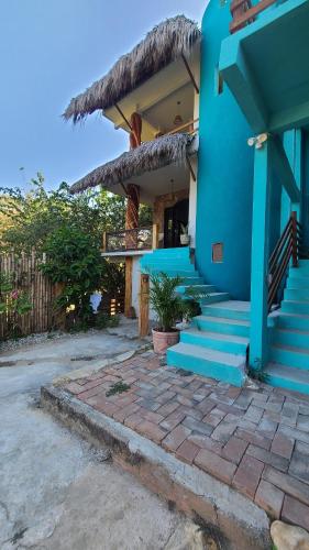 ein blaues Gebäude mit Treppen und einer Treppe in der Unterkunft Mar de Fondo in Puerto Escondido