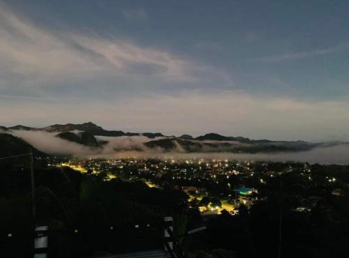 uma vista de uma cidade no nevoeiro à noite em Carlo's swimming pool em Rurrenabaque