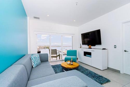 Televisyen dan/atau pusat hiburan di Top Floor Condo-2/2-Solitude n Aruba