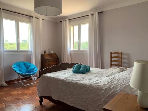 une chambre avec un lit, une chaise et des fenêtres dans l'établissement Grande villa avec magnifique piscine et vue à couper le souffle à 20 minutes de Hyères !, à Belgentier