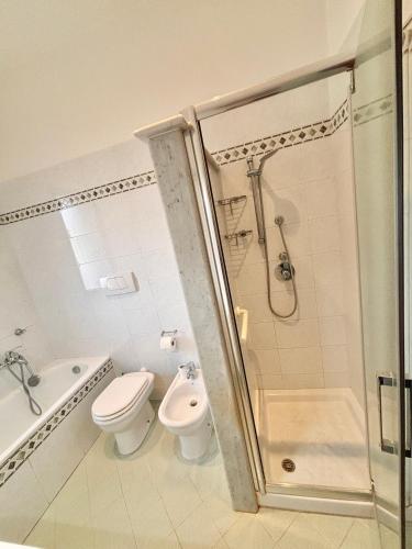 uma casa de banho com um chuveiro, um WC e um lavatório. em Peace & Relax Holiday Home em Lazzeretto