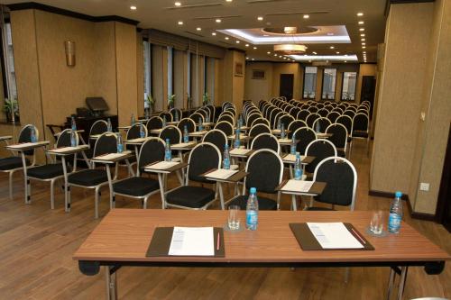 Бизнес-центр и/или конференц-зал в Ramada by Wyndham Bishkek Centre
