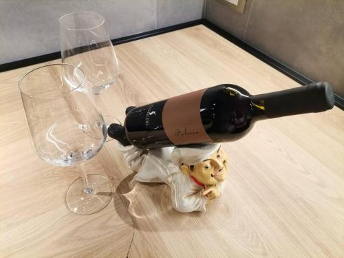 a bottle of wine sitting on a table next to two glasses at Appartamento bilocale tra Venezia e Treviso! in Quarto dʼAltino