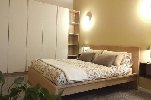 a bedroom with a large bed with pillows at Appartamento bilocale tra Venezia e Treviso! in Quarto dʼAltino