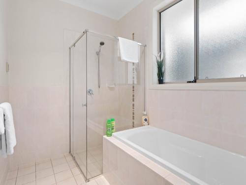 uma casa de banho branca com um chuveiro e uma banheira em Near Cbd 2 Bathrooms No Stairs Wifi, Ac em West Richmond