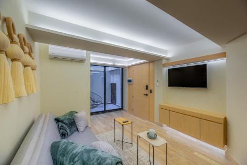 a living room with a couch and a flat screen tv at Capitalia Palacio Polanco in Mexico City