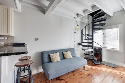 Χώρος καθιστικού στο Walk to Beach Charming Condo in Provincetown!
