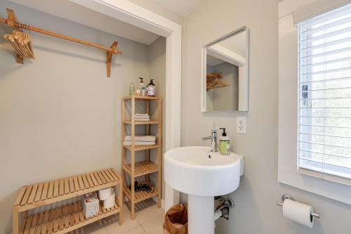 ein Bad mit einem Waschbecken und einem Spiegel in der Unterkunft Provincetown Condo Walk to the Beach! in Provincetown