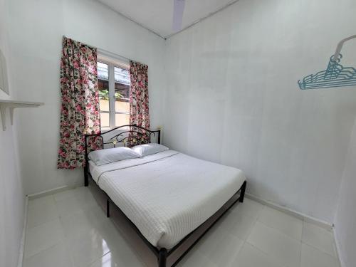 Кровать или кровати в номере Cantik-La Homestay Kolam Kuala Terengganu 6 Bilik
