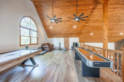 Φωτογραφία από το άλμπουμ του Luxe Hot Springs Cabin w/Pond and Game Room! σε Pearcy