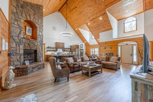 Χώρος καθιστικού στο Luxe Hot Springs Cabin w/Pond and Game Room!