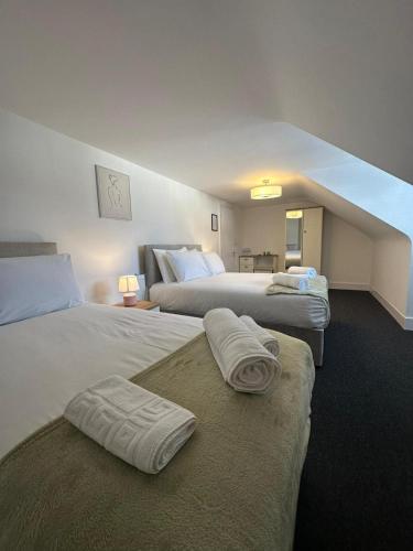 a hotel room with two beds with towels on them at Cambridge Central Rooms - Tas Accommodations in Cambridge