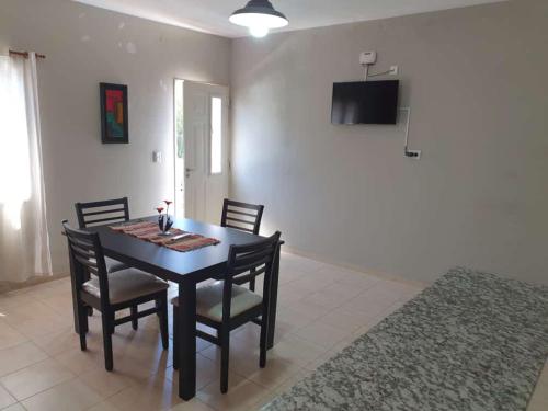 una sala da pranzo con tavolo e sedie neri di HERMOSO DEPARTAMENTO EN QUINES a Quines