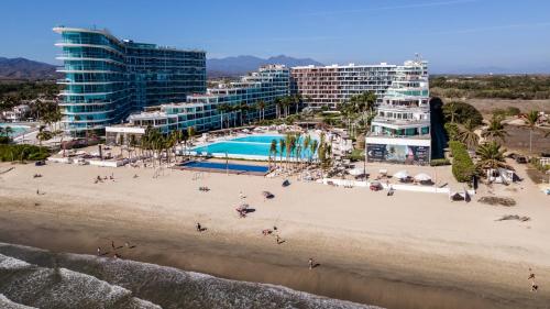 una vista aérea de un complejo con playa y edificios en Brand New Condo Aria Ocean 501 by Kivoya en Nuevo Vallarta 