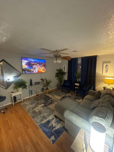 sala de estar con sofá y TV de pantalla plana en Cozy 3bd Family-friendly Home (Near Ft. Sill & VA), en Lawton