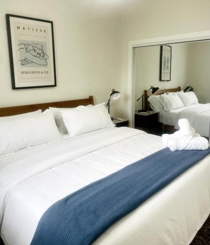 a hotel room with two beds and a mirror at Beautiful Chicago 2BD 1BA in Chicago