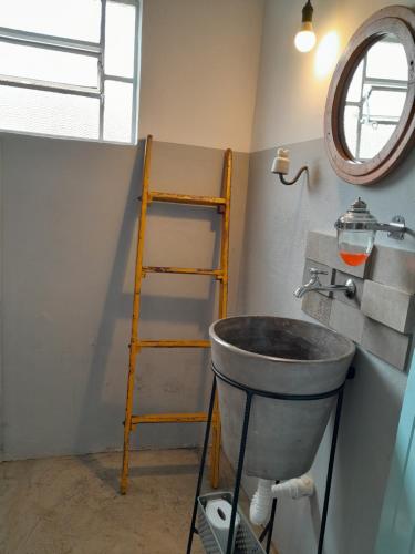 La salle de bains est pourvue d'un lavabo et d'un miroir. dans l'établissement Casinha Original de Fazenda, à Araras