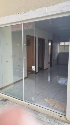ein großes Glasfenster in einem Gebäude in der Unterkunft Recanto do Sonho in Penha