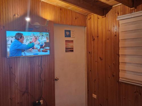 a television hanging on a wall in a room at Hostal Mirador Quellón in Quellón