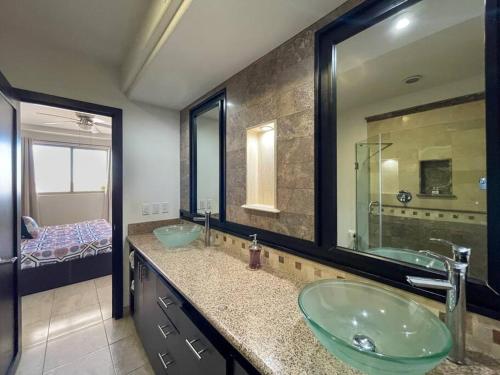 een badkamer met 2 wastafels en een grote spiegel bij Unwind in a Modern Condo with Stunning View in Puerto Peñasco