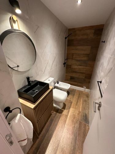 W łazience znajduje się toaleta, umywalka i lustro. w obiekcie Casa en Grutas Village w mieście Punta del Este