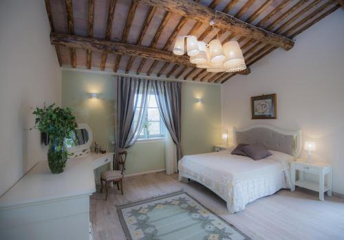 TrevinanoにあるCasale Galliの白いベッドと大きな窓のある寝室