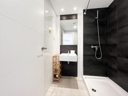 uma casa de banho com um lavatório branco e um chuveiro em Casa Sol Bristol Sunset Beach em Corralejo