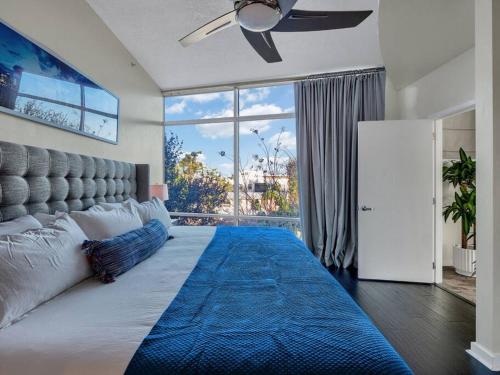1 dormitorio con 1 cama grande y ventana grande en 3 Bedrm Palace Suite - King FL bed & Free EV Charging, en Orlando