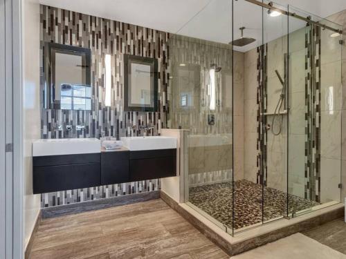 y baño con ducha y lavamanos. en 3 Bedrm Palace Suite - King FL bed & Free EV Charging, en Orlando