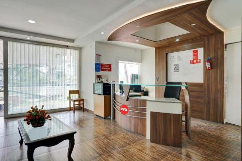 an office lobby with a desk and a table at OYO Flagship 81283 Plaza Residency in Cochin