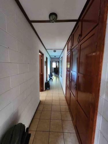 an empty hallway with a hallwayngthngthngthngthngthngthngthngthngthngth at El paraíso de Apaneca in Apaneca