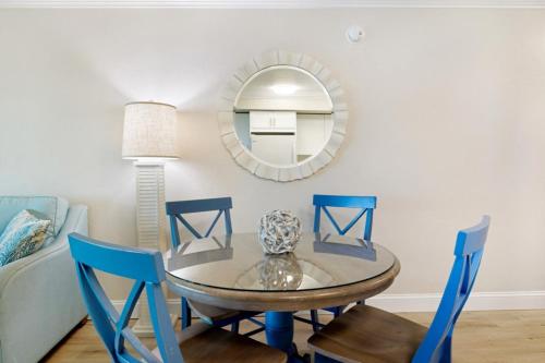 jadalnia ze stołem, krzesłami i lustrem w obiekcie South Seas Bayside Villa 5226 condo w mieście Captiva