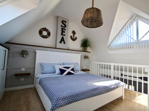 - une chambre dotée d'un lit avec des draps bleus et blancs dans l'établissement Nice apartment with WiFi, à Kühlungsborn