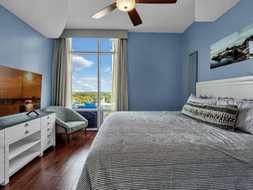 a bedroom with a bed and a ceiling fan at 2/2 PENTHOUSE DOWNTOWN with large Billiard room in Orlando