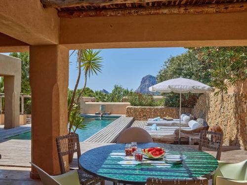 En restaurang eller annat matställe på Cozy three bedroom villa with Es Vedra views