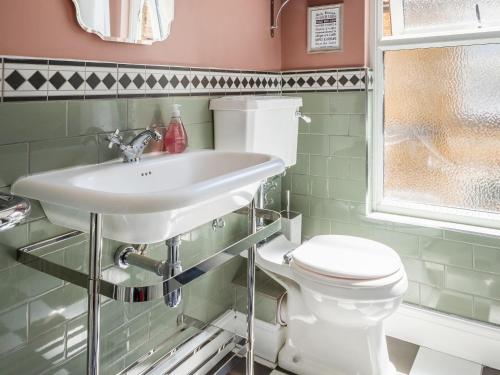 y baño con aseo blanco y lavamanos. en Hereward House en Margate