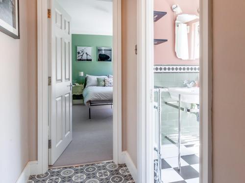 pasillo con lavabo y habitación con cama en Hereward House en Margate