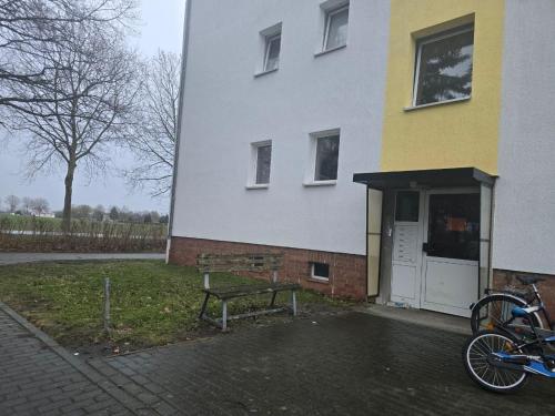 una bicicleta estacionada frente a un edificio en Ferienwohnung Marie, 