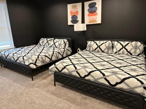 two beds sitting next to each other in a room at Spacious 3 Bed House near MD Anderson with Free Parking & Wi-Fi in Houston
