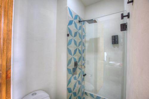 a bathroom with a shower and a toilet and a sink at Casa Ehua Hotel Galería in Tepoztlán