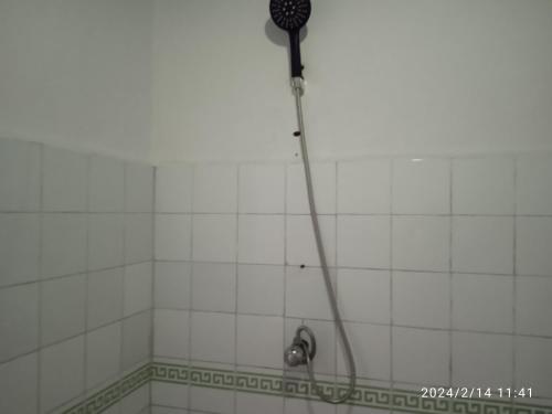 La salle de bains est pourvue d'une douche avec un pommeau de douche. dans l'établissement Campement Kunja, à Kafountine
