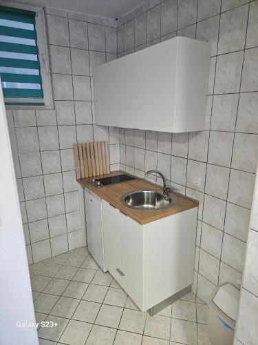 Apartments by the sea Makarska - 21425