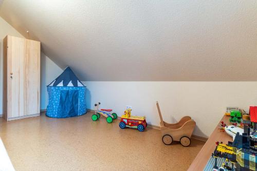 a childs room with toy cars and a tent at Urlaubsnest an der Eider in Tönning