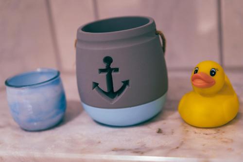 a rubber duck sitting on a counter with a mug at Urlaubsnest an der Eider in Tönning