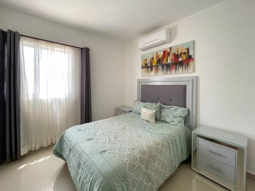 een witte slaapkamer met een bed en een raam bij Prime Location House at Cerritos GREAT PRICE in San Rafael