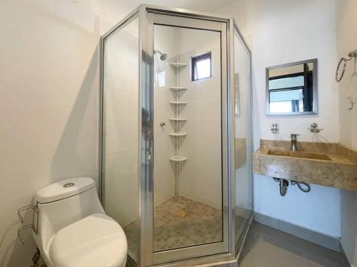 een badkamer met een douche, een toilet en een wastafel bij Prime Location House at Cerritos GREAT PRICE in San Rafael