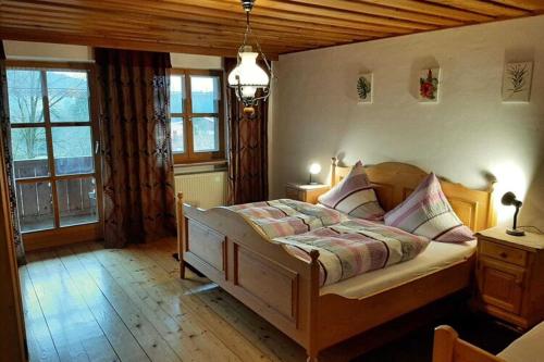 - une chambre avec un grand lit dans une pièce dotée de fenêtres dans l'établissement Ferienwohnung in Viechtach, à Viechtach