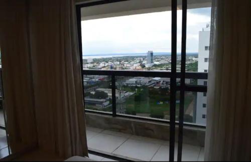 una ventana con vistas a la ciudad en Inova Flat completo no Condominio Cosmopolitan, en Palmas